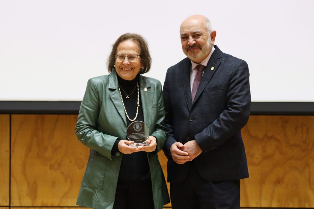 Comunidad UBB reconoce trayectoria de la exprorrectora y profesora titular Julia Fawaz Yissi